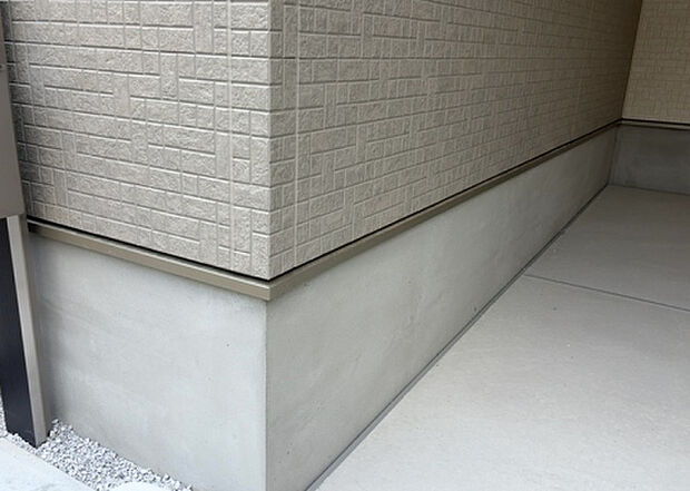 木造住宅とは土台、壁、柱など建築物の強度を支える構造体の材に木が使用されている構造を指します。構造体は建物の自重を支えるだけではなく風圧や水圧、積裁荷重などあらゆる衝撃に耐えるための基礎です。