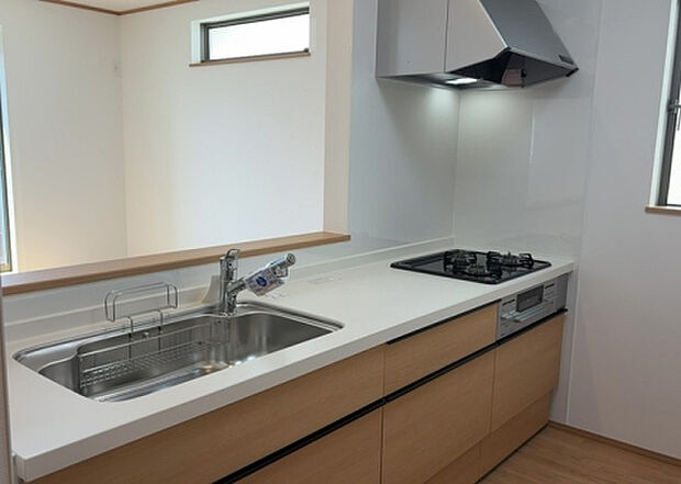 標準的なシステムキッチンの横幅は、165cm~300cm程度です。2100・2400・2550・2700などミリ単位で表記されます。普段どのように料理をするのかを想定しながら合ったサイズを選びましょう