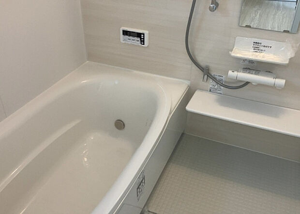 入浴時の快適さも大事なことですが、綺麗な状態を維持できなければ気持ちよく入浴できません。毎日の掃除が楽という点は大事なポイントになります！カビが生えにくく掃除がしやすい、壁や浴槽を選ぶといいでしょう。