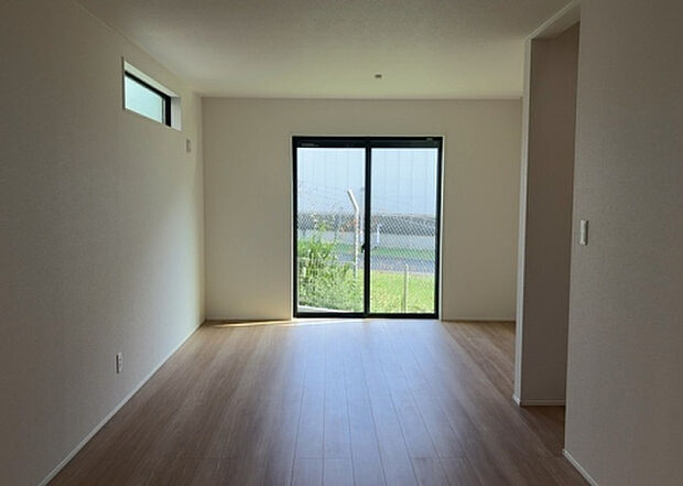 リビングの間取りの種類は大きくわけてリビングとダイニングが別になっているタイプ、リビングダイニング一体型です。どちらも一長一短ですので、家を選ぶ時はその両面をチェックして決めるようにしましょう。