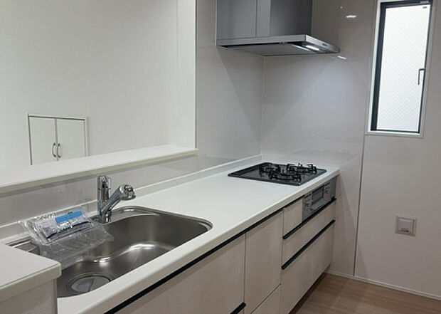 標準的なシステムキッチンの横幅は、165cm～300cm程度です。2100・2400・2550・2700などミリ単位で表記されます。普段どのように料理をするのかを想定しながら合ったサイズを選びましょう