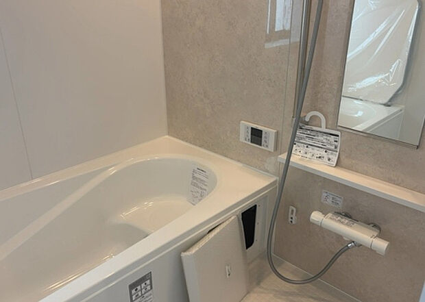 入浴時の快適さも大事なことですが、綺麗な状態を維持できなければ気持ちよく入浴できません。毎日の掃除が楽という点は大事なポイントになります！カビが生えにくく掃除がしやすい、壁や浴槽を選ぶといいでしょう。