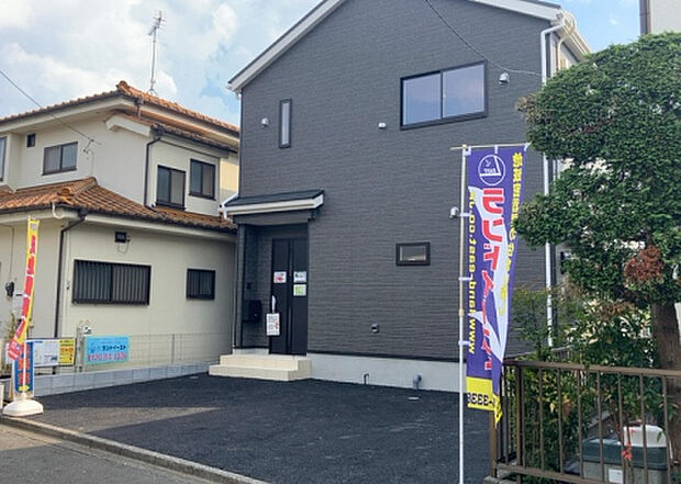 住宅用の土地では前面道路に2m以上接していなければならないと法律で定められています。しかし、お持ちの車のサイズやライフスタイルなどにより、2mでは利便が悪い場合もございますので、事前に確認しましょう。