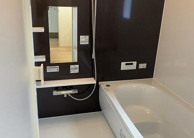 入浴時の快適さも大事なことですが、綺麗な状態を維持できなければ気持ちよく入浴できません。毎日の掃除が楽という点は大事なポイントになります！カビが生えにくく掃除がしやすい、壁や浴槽を選ぶといいでしょう。