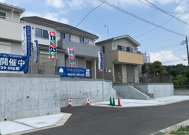 住宅用の土地では前面道路に2m以上接していなければならないと法律で定められています。しかし、お持ちの車のサイズやライフスタイルなどにより、2mでは利便が悪い場合もございますので、事前に確認しましょう。
