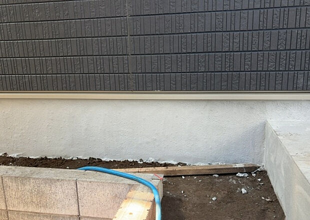 木造住宅とは土台、壁、柱など建築物の強度を支える構造体の材に木が使用されている構造を指します。構造体は建物の自重を支えるだけではなく風圧や水圧、積裁荷重などあらゆる衝撃に耐えるための基礎です。