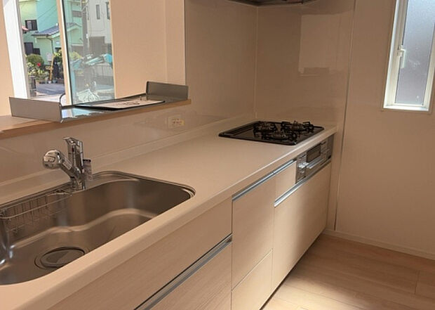 標準的なシステムキッチンの横幅は、165cm～300cm程度です。2100・2400・2550・2700などミリ単位で表記されます。普段どのように料理をするのかを想定しながら合ったサイズを選びましょう