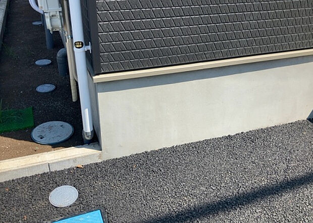 木造住宅とは土台、壁、柱など建築物の強度を支える構造体の材に木が使用されている構造を指します。構造体は建物の自重を支えるだけではなく風圧や水圧、積裁荷重などあらゆる衝撃に耐えるための基礎です。