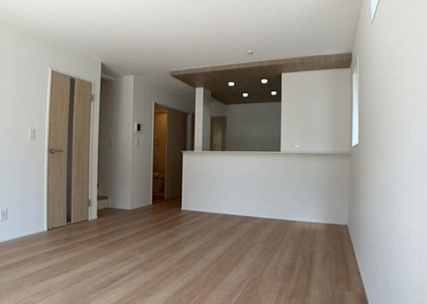 リビングの間取りの種類は大きくわけてリビングとダイニングが別になっているタイプ、リビングダイニング一体型です。どちらも一長一短ですので、家を選ぶ時はその両面をチェックして決めるようにしましょう。