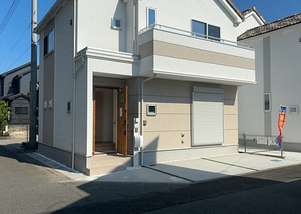 木造住宅とは土台、壁、柱など建築物の強度を支える構造体の材に木が使用されている構造を指します。構造体は建物の自重を支えるだけではなく風圧や水圧、積裁荷重などあらゆる衝撃に耐えるための基礎です。