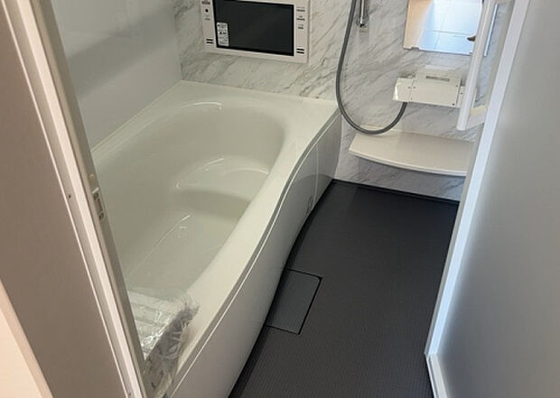 入浴時の快適さも大事なことですが、綺麗な状態を維持できなければ気持ちよく入浴できません。毎日の掃除が楽という点は大事なポイントになります！カビが生えにくく掃除がしやすい、壁や浴槽を選ぶといいでしょう。