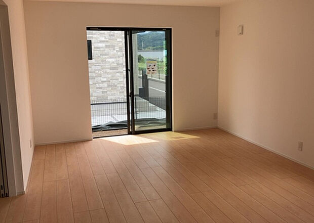 リビングの間取りの種類は大きくわけてリビングとダイニングが別になっているタイプ、リビングダイニング一体型です。どちらも一長一短ですので、家を選ぶ時はその両面をチェックして決めるようにしましょう。