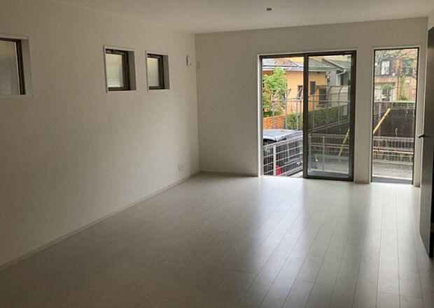 リビングの間取りの種類は大きくわけてリビングとダイニングが別になっているタイプ、リビングダイニング一体型です。どちらも一長一短ですので、家を選ぶ時はその両面をチェックして決めるようにしましょう。