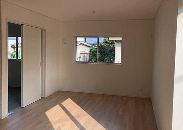 リビングの間取りの種類は大きくわけてリビングとダイニングが別になっているタイプ、リビングダイニング一体型です。どちらも一長一短ですので、家を選ぶ時はその両面をチェックして決めるようにしましょう。