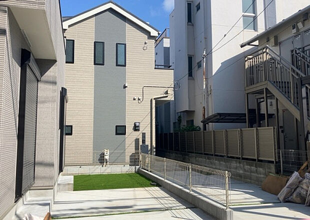 住宅用の土地では前面道路に2m以上接していなければならないと法律で定められています。しかし、お持ちの車のサイズやライフスタイルなどにより、2mでは利便が悪い場合もございますので、事前に確認しましょう。