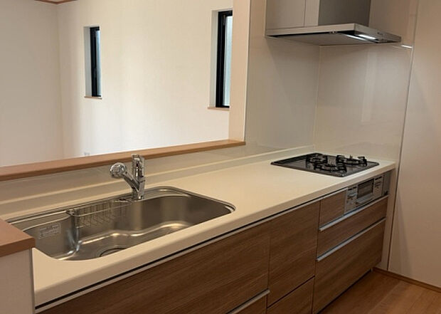 標準的なシステムキッチンの横幅は、165cm～300cm程度です。2100・2400・2550・2700などミリ単位で表記されます。普段どのように料理をするのかを想定しながら合ったサイズを選びましょう