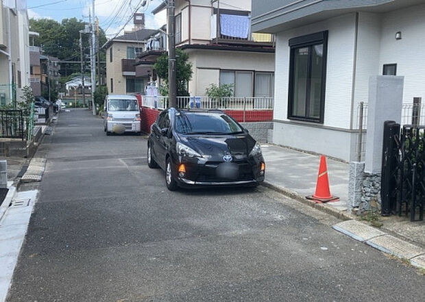 住宅用の土地では前面道路に2m以上接していなければならないと法律で定められています。しかし、お持ちの車のサイズやライフスタイルなどにより、2mでは利便が悪い場合もございますので、事前に確認しましょう。