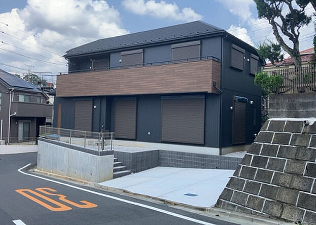 住宅用の土地では前面道路に2m以上接していなければならないと法律で定められています。しかし、お持ちの車のサイズやライフスタイルなどにより、2mでは利便が悪い場合もございますので、事前に確認しましょう。