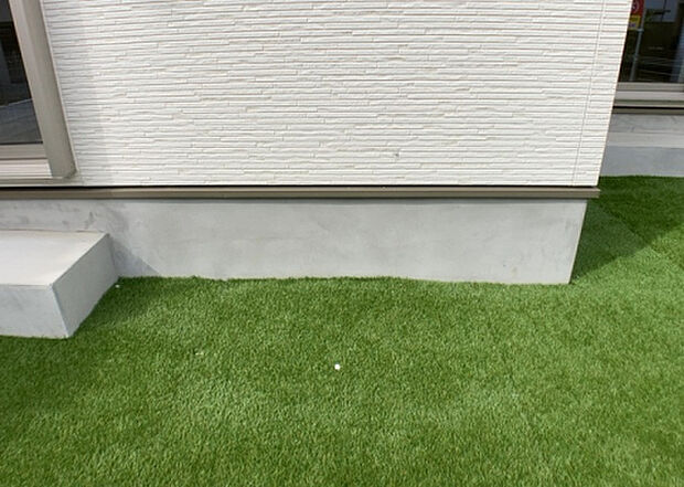 木造住宅とは土台、壁、柱など建築物の強度を支える構造体の材に木が使用されている構造を指します。構造体は建物の自重を支えるだけではなく風圧や水圧、積裁荷重などあらゆる衝撃に耐えるための基礎です。