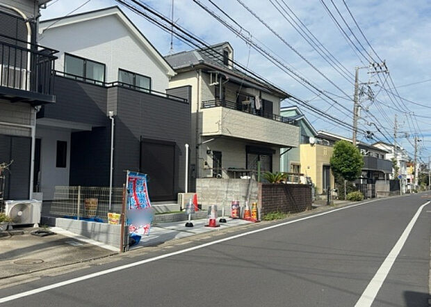 住宅用の土地では前面道路に2m以上接していなければならないと法律で定められています。しかし、お持ちの車のサイズやライフスタイルなどにより、2mでは利便が悪い場合もございますので、事前に確認しましょう。