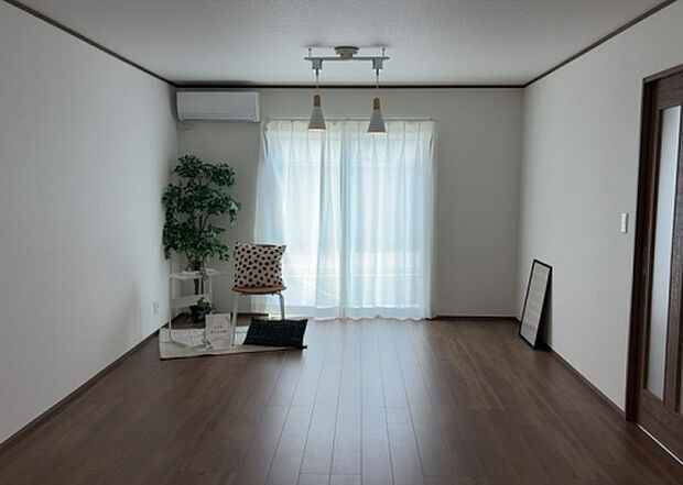 リビングの間取りの種類は大きくわけてリビングとダイニングが別になっているタイプ、リビングダイニング一体型です。どちらも一長一短ですので、家を選ぶ時はその両面をチェックして決めるようにしましょう。