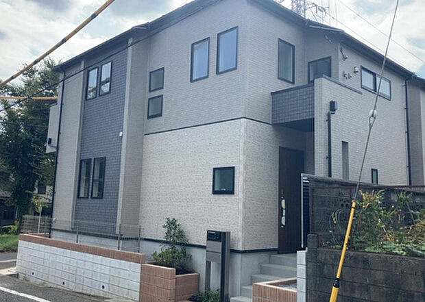 住宅用の土地では前面道路に2m以上接していなければならないと法律で定められています。しかし、お持ちの車のサイズやライフスタイルなどにより、2mでは利便が悪い場合もございますので、事前に確認しましょう。