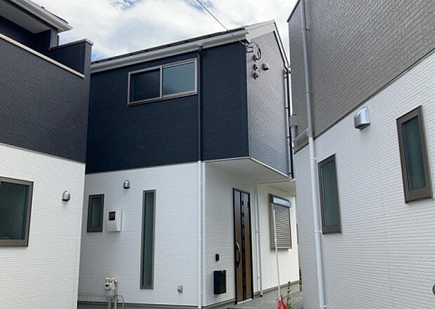 ついに完成致しました！現地をご見学に行く際は、道路の幅や周辺の交通量、施設などをご確認頂くことをおすすめします！物件の流れが早いため、内見をしたい方はお早めに当社営業までお問い合わせ頂きご予約下さい！