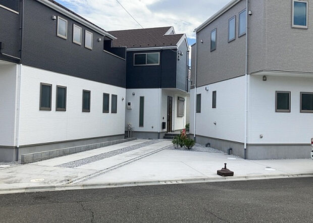 住宅用の土地では前面道路に2m以上接していなければならないと法律で定められています。しかし、お持ちの車のサイズやライフスタイルなどにより、2mでは利便が悪い場合もございますので、事前に確認しましょう。
