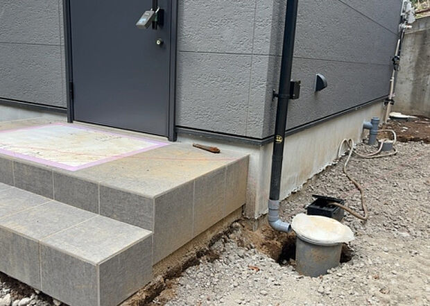 木造住宅とは土台、壁、柱など建築物の強度を支える構造体の材に木が使用されている構造を指します。構造体は建物の自重を支えるだけではなく風圧や水圧、積裁荷重などあらゆる衝撃に耐えるための基礎です。