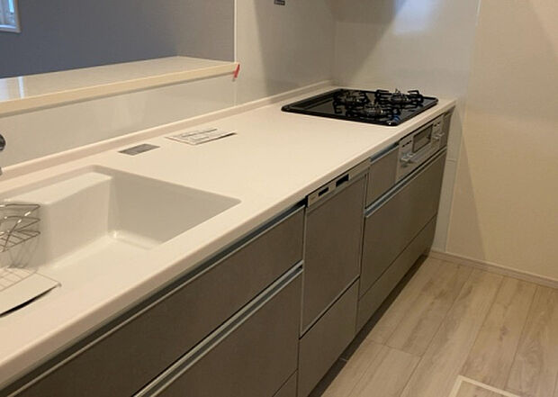 標準的なシステムキッチンの横幅は、165cm～300cm程度です。2100・2400・2550・2700などミリ単位で表記されます。普段どのように料理をするのかを想定しながら合ったサイズを選びましょう