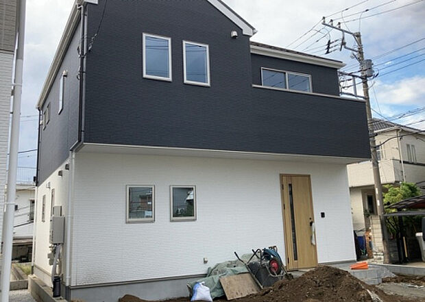 ついに完成致しました！現地をご見学に行く際は、道路の幅や周辺の交通量、施設などをご確認頂くことをおすすめします！物件の流れが早いため、内見をしたい方はお早めに当社営業までお問い合わせ頂きご予約下さい！