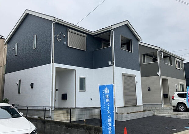 住宅用の土地では前面道路に2m以上接していなければならないと法律で定められています。しかし、お持ちの車のサイズやライフスタイルなどにより、2mでは利便が悪い場合もございますので、事前に確認しましょう。