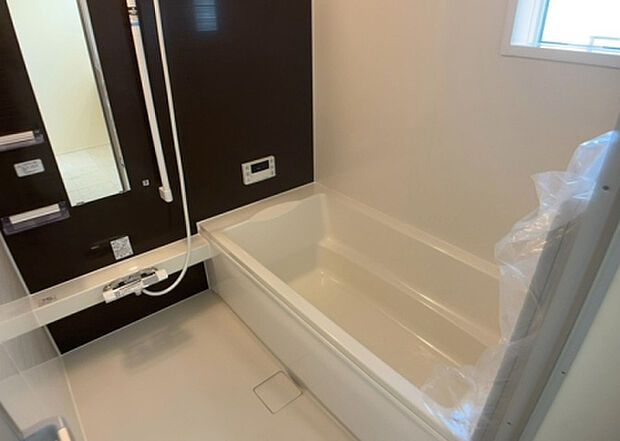 入浴時の快適さも大事なことですが、綺麗な状態を維持できなければ気持ちよく入浴できません。毎日の掃除が楽という点は大事なポイントになります！カビが生えにくく掃除がしやすい、壁や浴槽を選ぶといいでしょう。