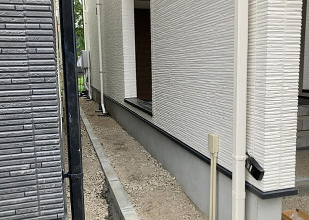 木造住宅とは土台、壁、柱など建築物の強度を支える構造体の材に木が使用されている構造を指します。構造体は建物の自重を支えるだけではなく風圧や水圧、積裁荷重などあらゆる衝撃に耐えるための基礎です。