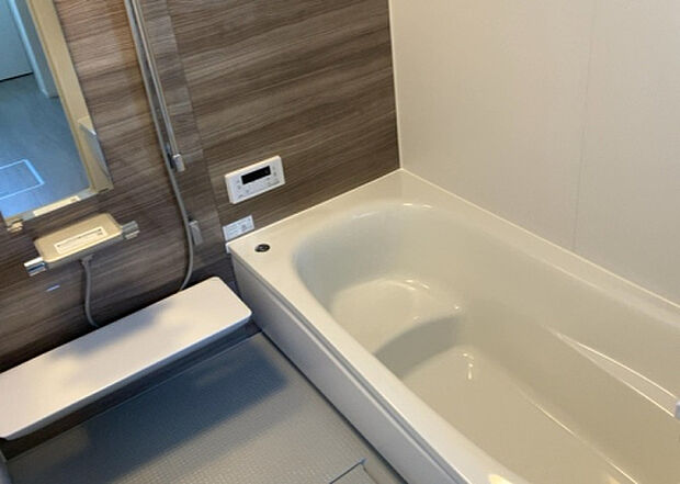 入浴時の快適さも大事なことですが、綺麗な状態を維持できなければ気持ちよく入浴できません。毎日の掃除が楽という点は大事なポイントになります！カビが生えにくく掃除がしやすい、壁や浴槽を選ぶといいでしょう。