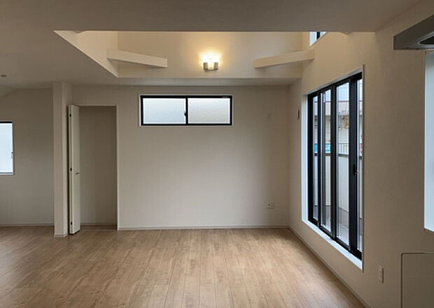 リビングの間取りの種類は大きくわけてリビングとダイニングが別になっているタイプ、リビングダイニング一体型です。どちらも一長一短ですので、家を選ぶ時はその両面をチェックして決めるようにしましょう。