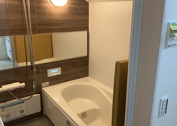 入浴時の快適さも大事なことですが、綺麗な状態を維持できなければ気持ちよく入浴できません。毎日の掃除が楽という点は大事なポイントになります！カビが生えにくく掃除がしやすい、壁や浴槽を選ぶといいでしょう。