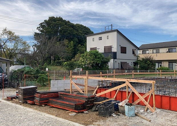 桜や紅葉の名所に出かける人は多いと思いますが、家にいながら季節の移ろいを感じる生活を送りませんか？リビングや窓から見える景色が生活を彩るワンポイントに！現地から見える景色を堪能してみては如何でしょう。