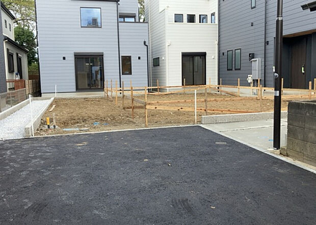 現地をご見学に行く際は、道路の幅や周辺の交通量、施設などをご確認頂くことをおすすめします！ある程度イメージをつけたいという場合は、同売主の施工事例や完成パースもお見せします。