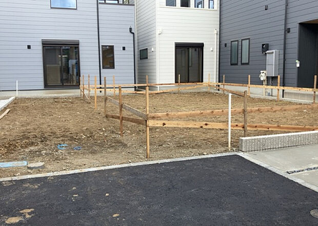 家族でのBBQを行うのであれば3坪程度の広さがあればよいでしょう。ガーデニングや家庭菜園を楽しむ際は、手入れが行き届く範囲にすると安心です。また、庭のある方角や接道が気になる方は事前に確認しましょう。