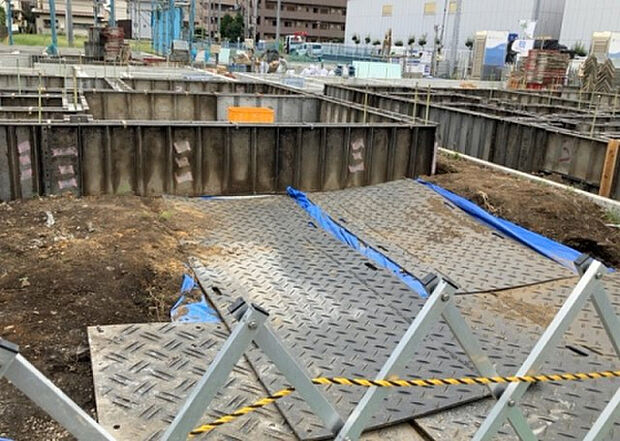 車一台あたりに必要なスペースは、標準サイズの普通自動車で横幅2m50cm、長さ5mは必要になります。ただし、乗降のことも考慮して横幅3m30cm、長さ5m50cmほどは確保できるところを選びましょう。