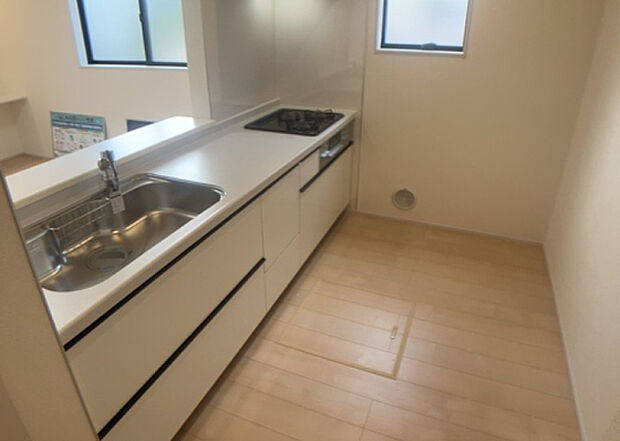 標準的なシステムキッチンの横幅は、165cm～300cm程度です。2100・2400・2550・2700などミリ単位で表記されます。普段どのように料理をするのかを想定しながら合ったサイズを選びましょう