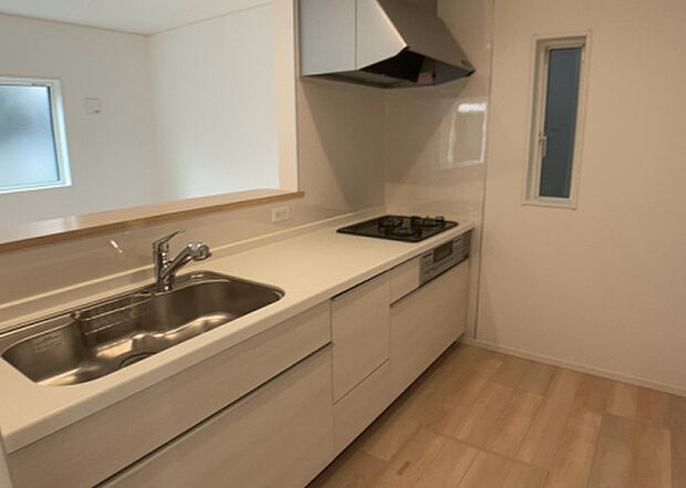 標準的なシステムキッチンの横幅は、165cm~300cm程度です。2100・2400・2550・2700などミリ単位で表記されます。普段どのように料理をするのかを想定しながら合ったサイズを選びましょう