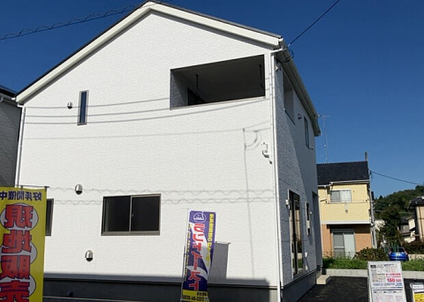 ついに完成致しました！現地をご見学に行く際は、道路の幅や周辺の交通量、施設などをご確認頂くことをおすすめします！物件の流れが早いため、内見をしたい方はお早めに当社営業までお問い合わせ頂きご予約下さい！