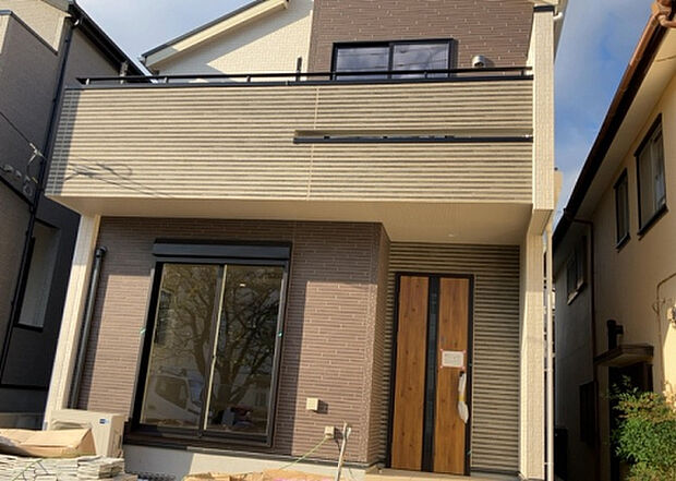 住宅用の土地では前面道路に2m以上接していなければならないと法律で定められています。しかし、お持ちの車のサイズやライフスタイルなどにより、2mでは利便が悪い場合もございますので、事前に確認しましょう。