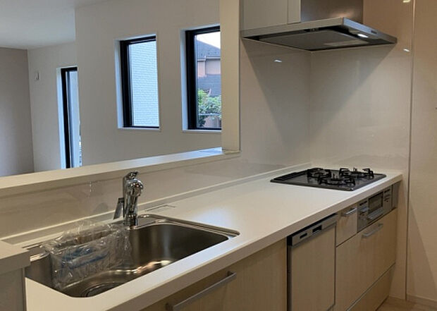 標準的なシステムキッチンの横幅は、165cm~300cm程度です。2100・2400・2550・2700などミリ単位で表記されます。普段どのように料理をするのかを想定しながら合ったサイズを選びましょう