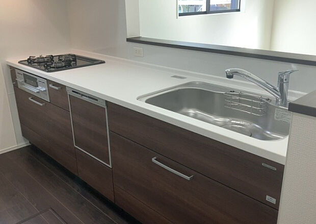 標準的なシステムキッチンの横幅は、165cm～300cm程度です。2100・2400・2550・2700などミリ単位で表記されます。普段どのように料理をするのかを想定しながら合ったサイズを選びましょう