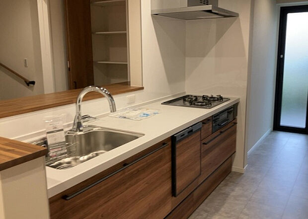 標準的なシステムキッチンの横幅は、165cm～300cm程度です。2100・2400・2550・2700などミリ単位で表記されます。普段どのように料理をするのかを想定しながら合ったサイズを選びましょう