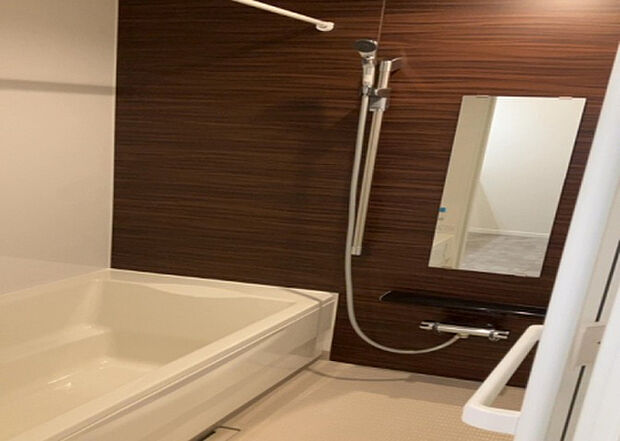 入浴時の快適さも大事なことですが、綺麗な状態を維持できなければ気持ちよく入浴できません。毎日の掃除が楽という点は大事なポイントになります！カビが生えにくく掃除がしやすい、壁や浴槽を選ぶといいでしょう。