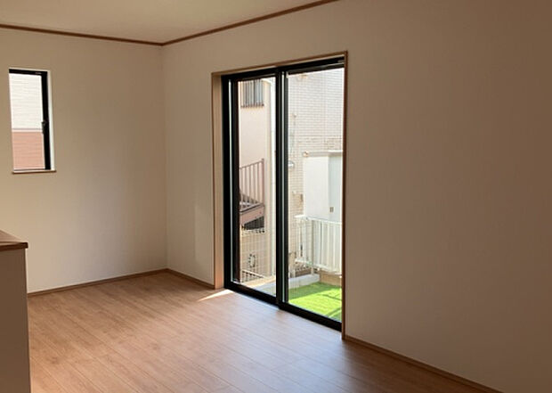 リビングの間取りの種類は大きくわけてリビングとダイニングが別になっているタイプ、リビングダイニング一体型です。どちらも一長一短ですので、家を選ぶ時はその両面をチェックして決めるようにしましょう。